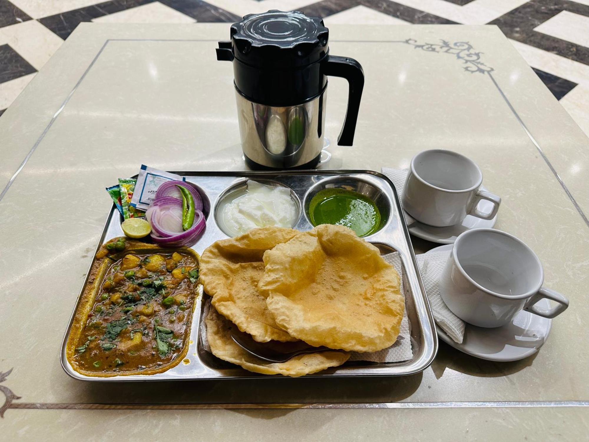 Chowdhry Tourist Lodge - New Delhi Railway Station - 2 Minutes Walk Nova Deli Exterior foto