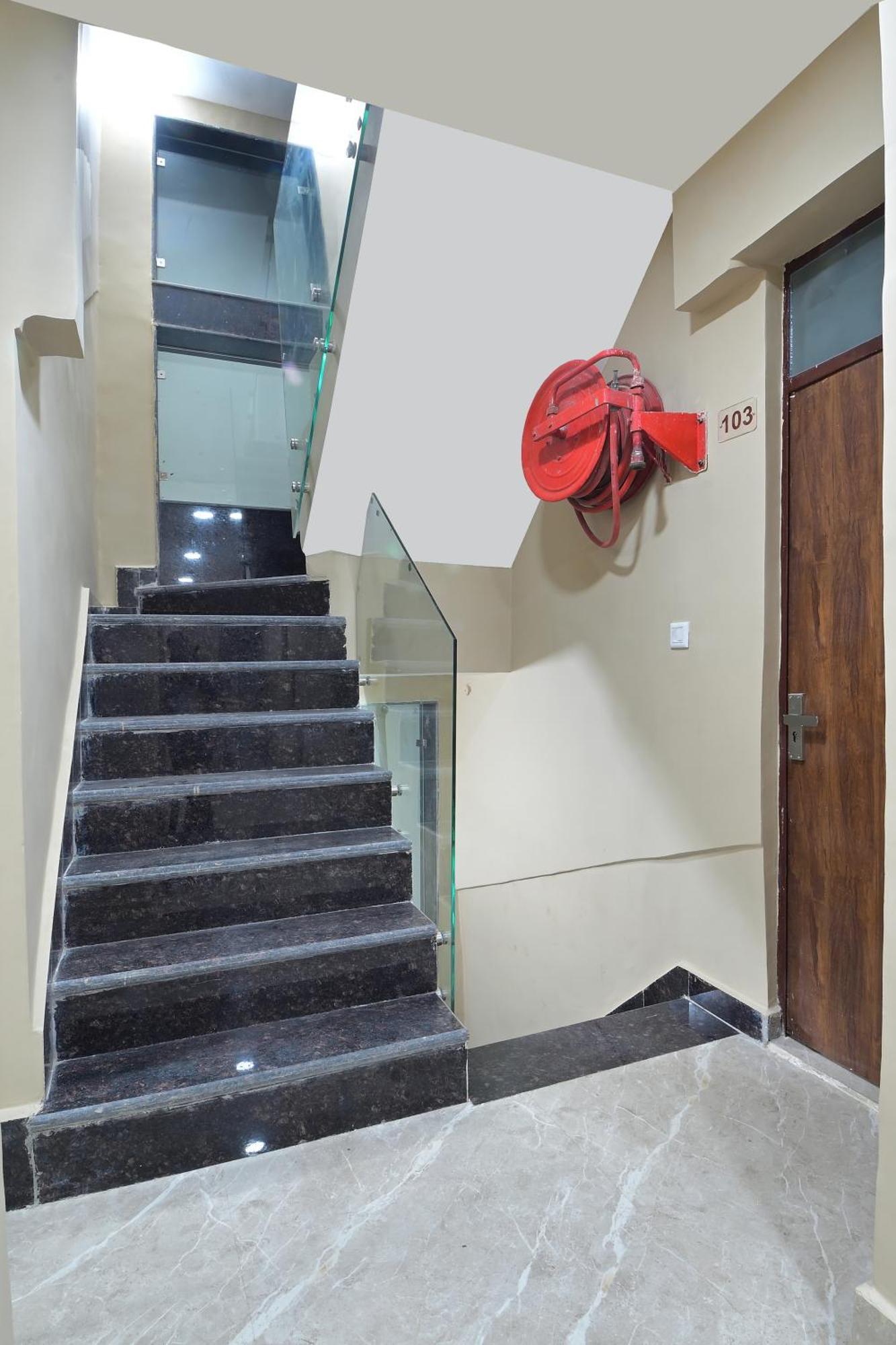 Chowdhry Tourist Lodge - New Delhi Railway Station - 2 Minutes Walk Nova Deli Exterior foto